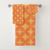 Retro Geometric Mid Mod Pattern Yellow and Oranje Bad Handdoek (Insitu)