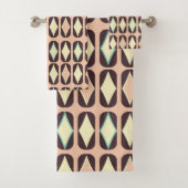 Retro geometric pattern with brown, yellow, blue bad handdoek (Insitu)