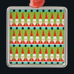 Retro Geometric Santa Square Ornament<br><div class="desc">Hoe je het ook bekijkt, deze Retro Geometric Santa Square Ornament is pure vakantie griezelig. Het zijn rijen Santas. Nee, het zijn rijen kerstbomen. Nee, het zijn rijen Santas gevormd als kerstbomen en rijen roomgroene kerstbomen met witte poka stippen. Het is kitschy. Het is kleurrijk. En als je je niet...</div>
