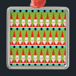 Retro Geometric Santa Square Ornament<br><div class="desc">Hoe je het ook bekijkt, deze Retro Geometric Santa Square Ornament is pure vakantie griezelig. Het zijn rijen Santas. Nee, het zijn rijen kerstbomen. Nee, het zijn rijen Santas gevormd als kerstbomen en rijen roomgroene kerstbomen met witte poka stippen. Het is kitschy. Het is kleurrijk. En als je je niet...</div>