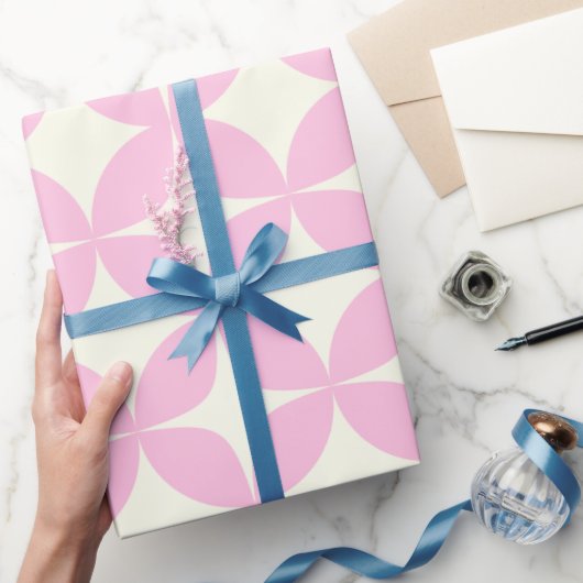 Retro geometrisch roze wit midden eeuw patroon cadeaupapier (Geschenken)