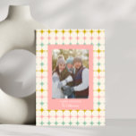 Retro geometrische pastel sterren roze familie fot feestdagenkaart<br><div class="desc">Vier het seizoen met deze charmante Kerstkaart met Vintage Geometrische Pastel Cirkels voor het hele gezin. Deze kaart heeft een speelse retro-achtige achtergrond met zachte pastelcirkels in tinten roze, wit en goud en omlijst uw familiefoto in een prachtige moderne en nostalgische stijl. Perfect voor het delen van warme kerstwensen, voegt...</div>