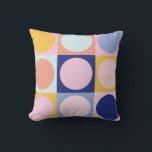 Retro geometrische pastelkleur blok roze blauw kussen<br><div class="desc">Voeg een speelse retro-vibe toe aan uw ruimte met dit geometrische pastelworpkussen! Met een gedurfd blokpatroon met cirkels en vierkanten in een palet van blauw, roze, geel en sinaasappel, is dit ontwerp ideaal voor een modern, retro of eclectisch decor uit het midden van de eeuw. Dit stijlvolle en kleurrijke accentkussen...</div>