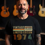 Retro Gepersonaliseerde Vintage Jaar – Limited Edi T-shirt<br><div class="desc">Retro gepersonaliseerd jaar T-shirt - Limited Edition Throwback - Stap terug in de tijd met dit retro-geïnspireerde " Limited Edition" T-shirt, compleet met een gedurfd, nostalgisch ontwerp met een cassettebandje en groovy lettertypen recht uit Gen X tijden. Het beste deel? U kunt het jaar aanpassen om het geboortejaar van uw...</div>