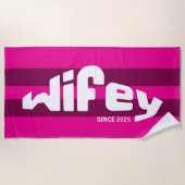 Retro Gestreepte Wifey Pas getrouwd Bride Hot Pink Strandlaken (Voorkant)