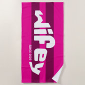 Retro Gestreepte Wifey Pas getrouwd Bride Hot Pink Strandlaken (Voorkant)