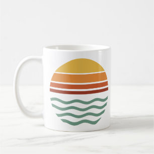 Retro gestreepte zonsondergang boven golven koffiemok