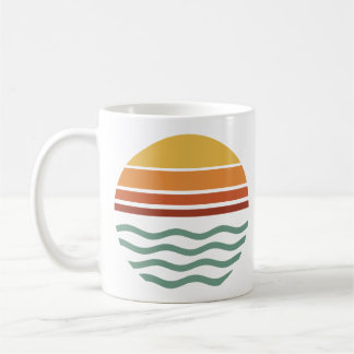 Retro gestreepte zonsondergang boven golven koffiemok