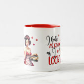 Retro Glam Huisvrouw Grappig Sarcastisch Keuken Qu Tweekleurige Koffiemok (Center)