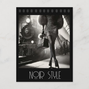 retro glamoureus meisje op het treinstation briefkaart