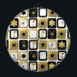 Retro Glamoureuze Gold Dart Board Dartbord<br><div class="desc">Wat is zwart, wit en goud overal? Het is een Retro Glamorous Gold Dart Board. Het moderne ontwerp uit het midden van de eeuw heeft een raster van verfijnde afbeeldingen. Er zijn mix- en matchpatronen van mod-bloemen, steruitbarstingen, martini-glazen en impressionistische sterren op zwarte, witte en gouden achtergronden. Dit ontwerp is...</div>