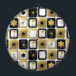 Retro Glamoureuze Gold Dart Board Dartbord<br><div class="desc">Wat is zwart, wit en goud overal? Het is een Retro Glamorous Gold Dart Board. Het moderne ontwerp uit het midden van de eeuw heeft een raster van verfijnde afbeeldingen. Er zijn mix- en matchpatronen van mod-bloemen, steruitbarstingen, martini-glazen en impressionistische sterren op zwarte, witte en gouden achtergronden. Dit ontwerp is...</div>