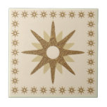 Retro Gold Starburst-ontwerp Tegeltje<br><div class="desc">Het moderne, geïnspireerde design uit de midden-eeuw is voorzien van een retro-starburst in gouden tinten op een beige achtergrond, omgeven door een grens met kleinere starbursts. Eenvoudig, schoon, modern, naadloos ontwerp. Creëer uw eigen douanepatroon door de verstrekte gebieden te gebruiken, of gebruik de "bericht"knoop om de ontwerper voor hulp te...</div>
