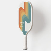 Retro golvende gepersonaliseerde naam Pickleball P Pickleball Paddle (Links)