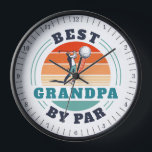 Retro Grandpa Birthday Retro Golf Grandfather<br><div class="desc">Retro Best Grandpa by Par design kun je aanpassen aan de ontvanger van dit schattige ontwerp van het golfthema. Perfect geschenk voor de verjaardag van Vaderdag of grootvader. De tekst "GRANDPA" kan worden aangepast met elke vader moniker door op de knop "Personaliseren" hierboven te klikken. Kan ook verdubbelen als een...</div>