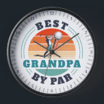Retro Grandpa Birthday Retro Golf Grandfather<br><div class="desc">Retro Best Grandpa by Par design kun je aanpassen aan de ontvanger van dit schattige ontwerp van het golfthema. Perfect geschenk voor de verjaardag van Vaderdag of grootvader. De tekst "GRANDPA" kan worden aangepast met elke vader moniker door op de knop "Personaliseren" hierboven te klikken. Kan ook verdubbelen als een...</div>