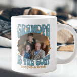Retro Grandpa is de Mok van de Goat Photo Giant<br><div class="desc">Retro geit mok voor opa met aangepaste foto. Uw foto wordt weergegeven in een golvende rand sticker vorm en omlijst met "opa is de geit". geletterd in retro typografie en versierd met liefdesharten. Personaliseer met de naam (namen) van het kleinkind of de kleinkinderen of elke tekst die u leuk vindt....</div>