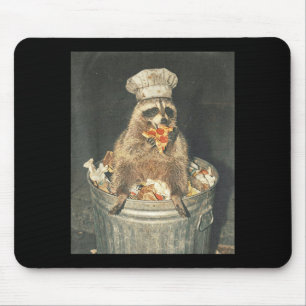 Retro grappige wasbeerchef die pizzavuilnisbak eet muismat