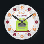 Retro Green Stove Personalized Kitchen Clock Ronde Klok<br><div class="desc">Een klok met een afbeelding van een retro-groene keukenfornuis.  Personaliseer met jouw naam over illustratie.  Klok heeft witte getallen op oranje stippen en bogundy's.</div>