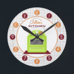 Retro Green Stove Personalized Kitchen Clock Ronde Klok<br><div class="desc">Een klok met een afbeelding van een retro-groene keukenfornuis.  Personaliseer met jouw naam over illustratie.  Klok heeft witte getallen op oranje stippen en bogundy's.</div>