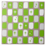 Retro Green & White Starburst keramische tegel Tegeltje<br><div class="desc">Deze Retro Green en White Starbursts Ceramic Tile is zo heerlijk ruimtetijdperk dat u uw enthousiasme niet zult kunnen bevatten. Waarom zou je dat willen? Dit moderne, geïnspireerde ontwerp uit de midden eeuw van 1960 kenmerkt een donkere grijze achtergrond en rijen van perfect onperfecte rechthoeken in grof groen, wit en...</div>
