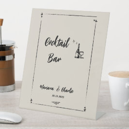 Retro Grijze Handgetekende Geïllustreerde Cocktail Reclamebord Met Voetstuk