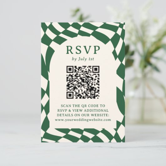 Retro Groen Checkerboard QR Code Bruiloft RSVP Kaartje (Staand voorkant)