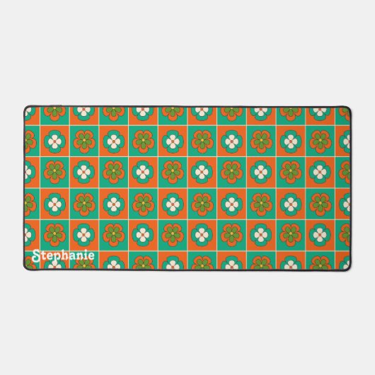 Retro Groen Rood Groovy Bloem Script Naam Bureaumat (Voorkant)