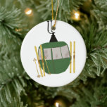 Retro groene skilift - skiën snowboarden keramisch ornament<br><div class="desc">Moderne ski- en snowboardthema cadeau voor hem en haar. Retro skilift gondel illustratie voor skiërs en snowboarders. Skiën thema home decor en geschenken.</div>
