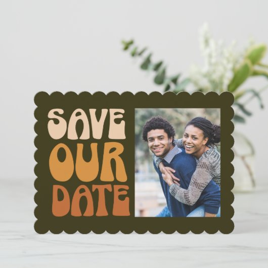 Retro Groovy 70s Bruin Groene Foto Wedding Save The Date (Staand voorkant)