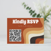 Retro Groovy 70s Burnt Oranje Boho Wedding QR Code RSVP Kaartje (Staand voorkant)