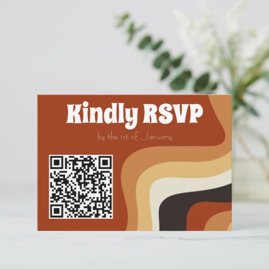 Retro Groovy 70s Burnt Oranje Boho Wedding QR Code RSVP Kaartje (Staand voorkant)
