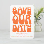 Retro Groovy 70s Helder Sinaasappel QR Code Huweli Save The Date (Staand voorkant)