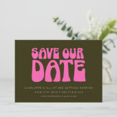 Retro Groovy 70s Hot Pink en Green Wedding Custom Save The Date (Staand voorkant)