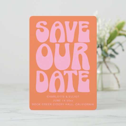 Retro Groovy 70s Roze en Oranje QR Code Huwelijk Save The Date (Staand voorkant)