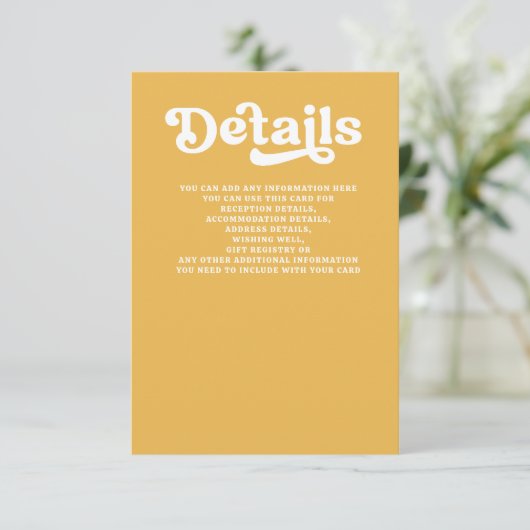 Retro Groovy 70s Schattige geel bruiloft Informatiekaartje (Staand voorkant)
