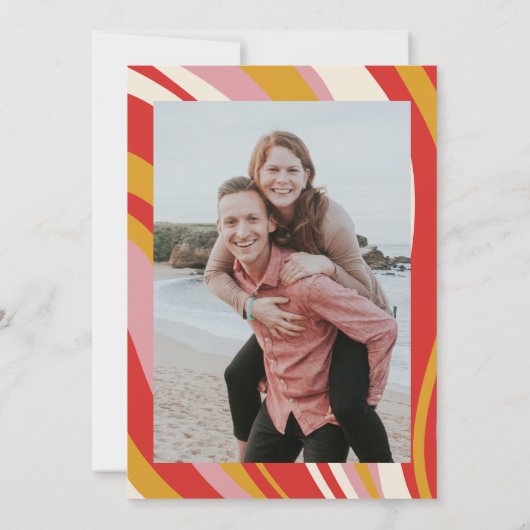 Retro Groovy 70s Schattige Ivoor Rood Foto Bruilof Save The Date (Achterkant)