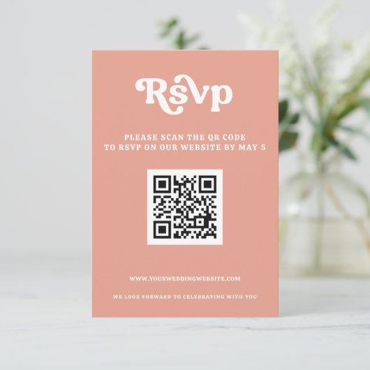Retro Groovy 70s Schattige Roze Blush QR-code RSVP Kaartje (Staand voorkant)
