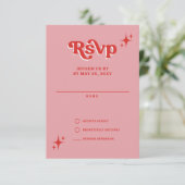 Retro Groovy 70s Schattige Roze en Rode Bruiloft RSVP Kaartje (Staand voorkant)