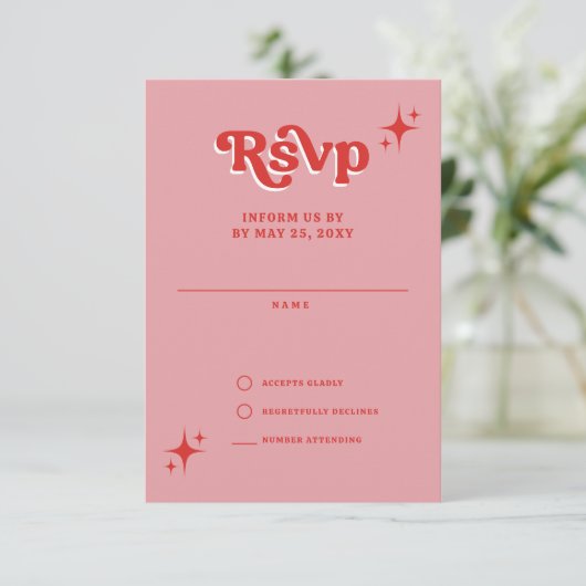 Retro Groovy 70s Schattige Roze en Rode Bruiloft RSVP Kaartje (Staand voorkant)