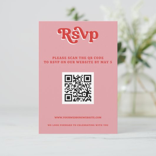 Retro Groovy 70s Schattige Roze en Rode QR-code RSVP Kaartje (Staand voorkant)