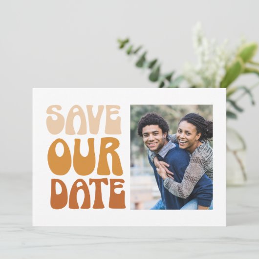 Retro Groovy 70s Terracotta Brown Photo Wedding Save The Date (Staand voorkant)