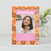 Retro Groovy Bloemenroze Graduation Party Foto Kaart (Staand voorkant)