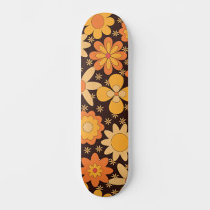 Retro groovy bloempatroon geel en oranje persoonlijk skateboard