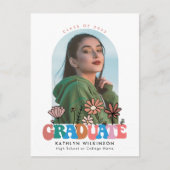 Retro Groovy Boho Bloemenboog Foto Afstuderen Aankondigingskaart (Voorkant)
