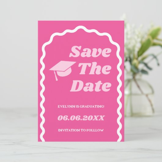 Retro Groovy Bold Roze Wavy Afstudeerder Pet Afstu Save The Date (Staand voorkant)