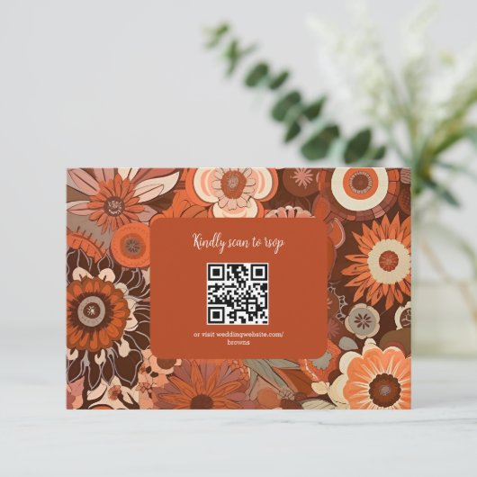 Retro groovy brandend oranje bloem bruiloft RSVP kaartje (Staand voorkant)