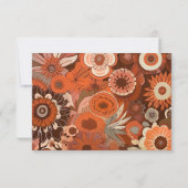 Retro groovy brandend oranje bloemige bruiloft RSVP kaartje (Achterkant)