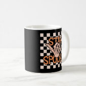 Retro Groovy Checkered Stay Spooky Halloween Koffiemok (Voorkant rechts)