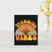 Retro Groovy Dankbare Vibes Turkije Herfst Herfst Kaart (Gele Bloem)
